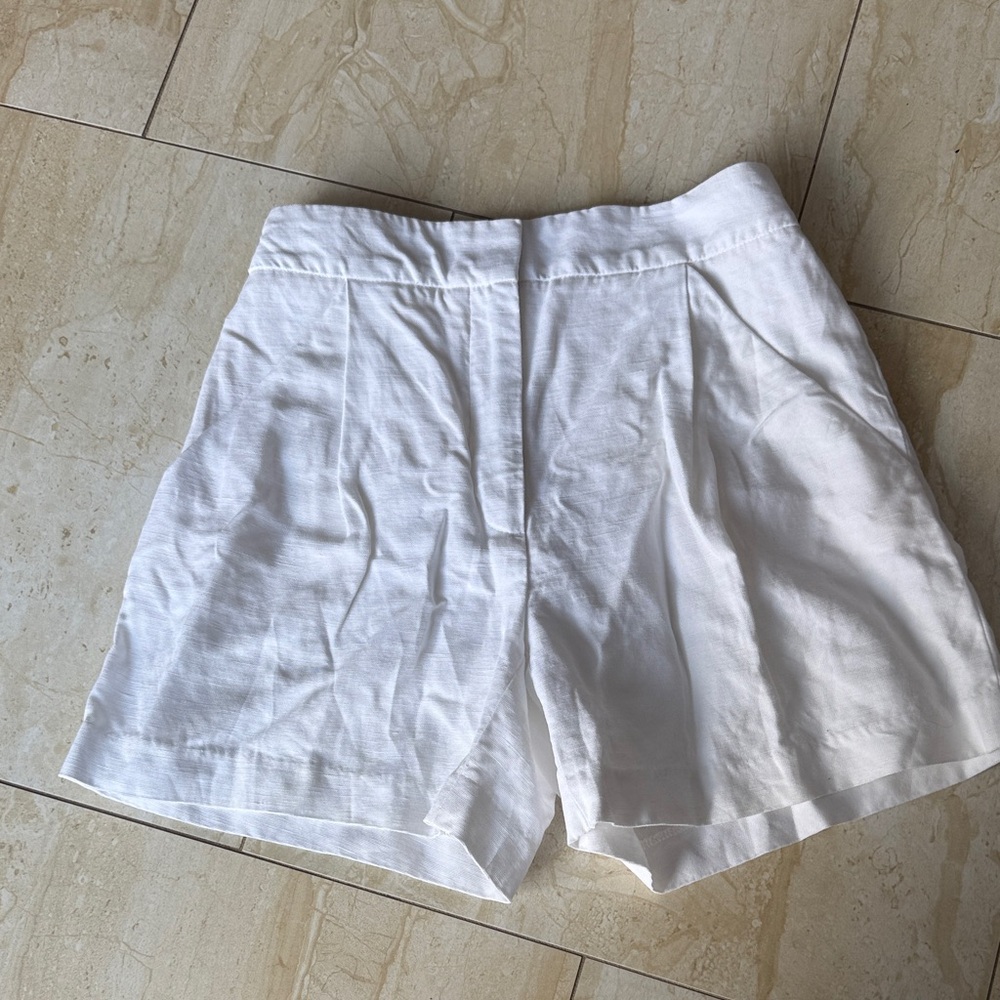 Wilfred Aritzia Women's White high waisted  linen Shorts